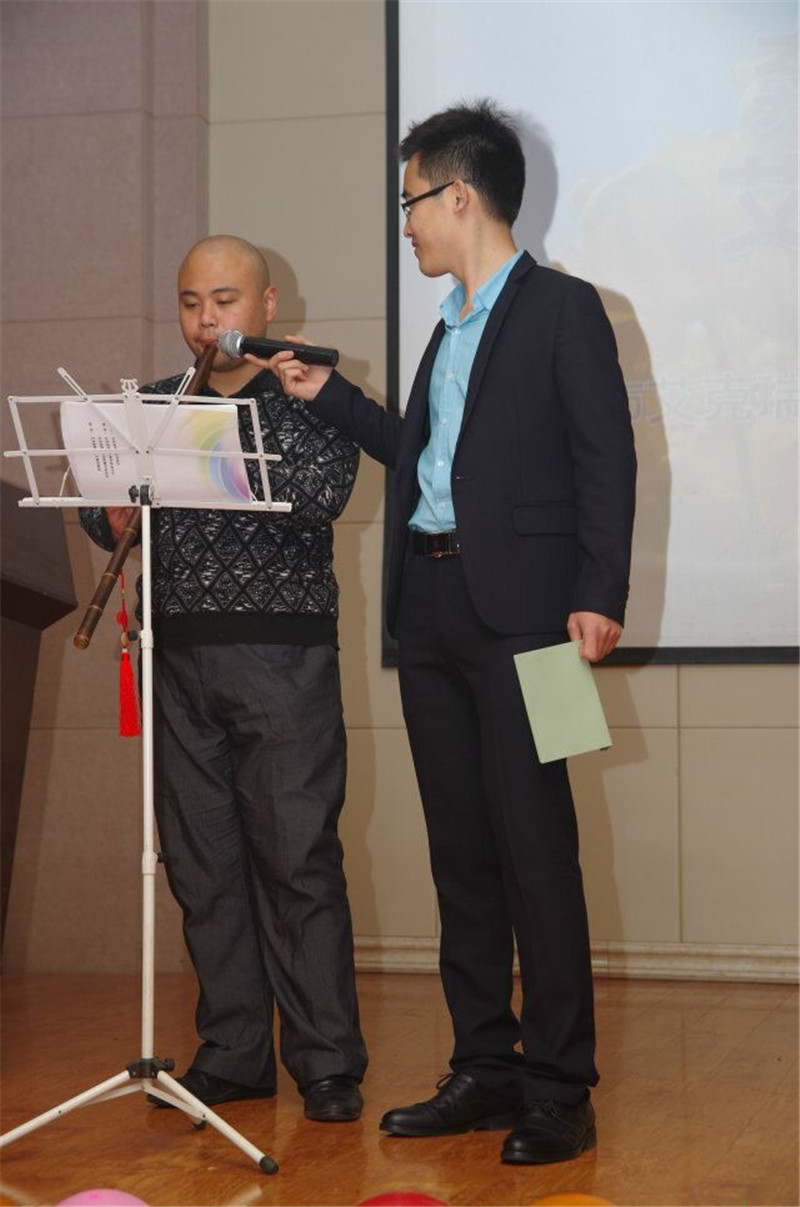 甸柳校区表演歌曲《我的滑板鞋》邹丹阳老师表演二胡独奏《赛马》张